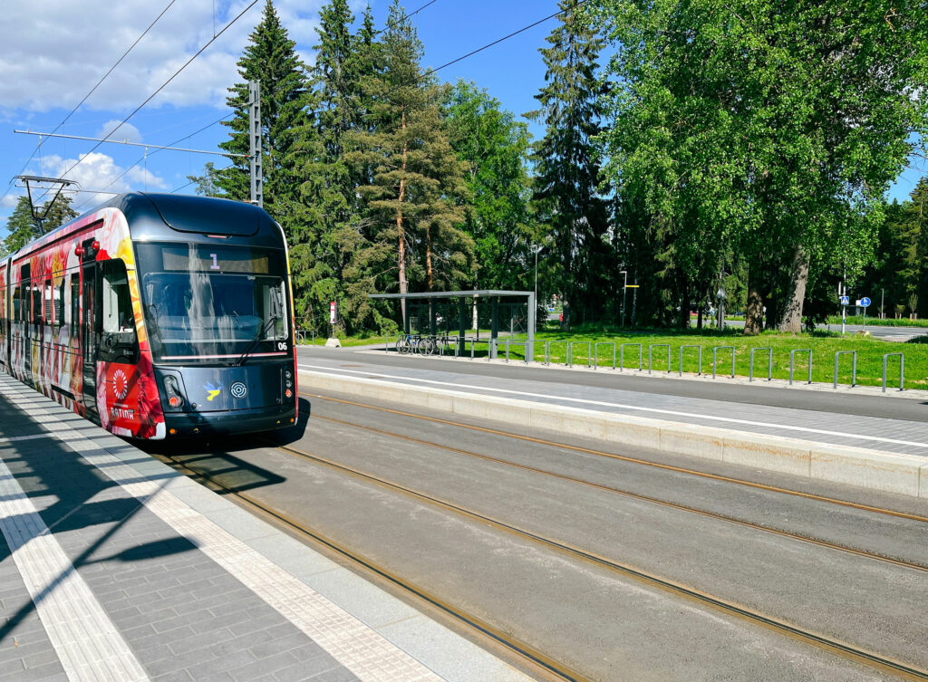 Tampereen pyöräkatokset asennettuna AluShel ja turvalliset runkolukittavat BAR-pyörätelineet – AluShel.