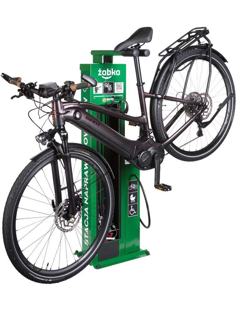 Pyörän huoltopiste mahdollistaa pyörän huollon ergonomisessa asennossa, koska pyörän voi helposti nostaa roikkumaan satulastaan.