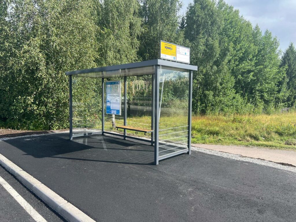Alumiinirunkoinen pysäkkikatos F3 asennettuna Tuusulaan 2024, moderni säänkestävä bussikatos – AluShel.