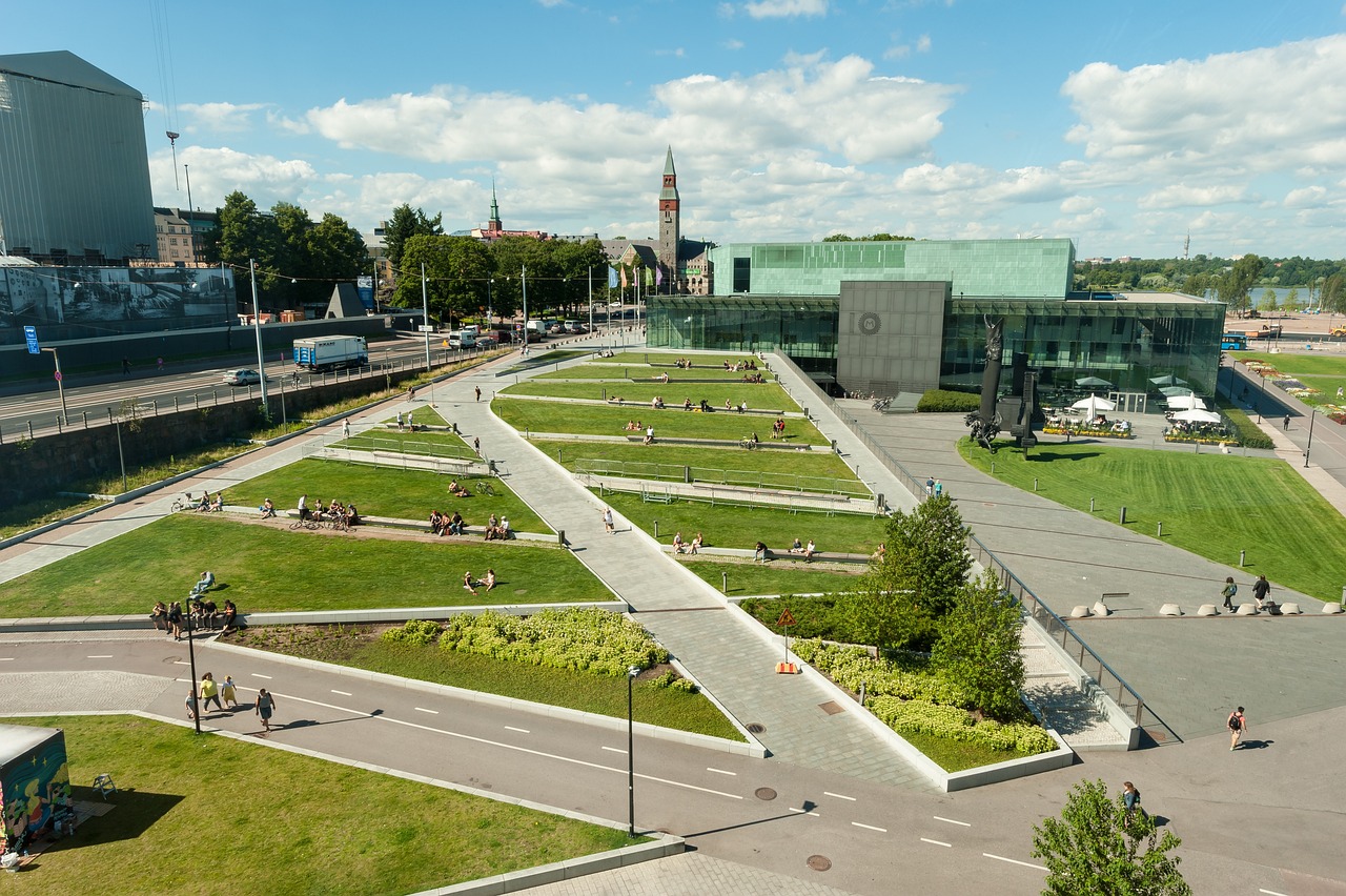 Helsingissä musiikkitalon vieressä on avaraa tilaa ja paljon vehreää.