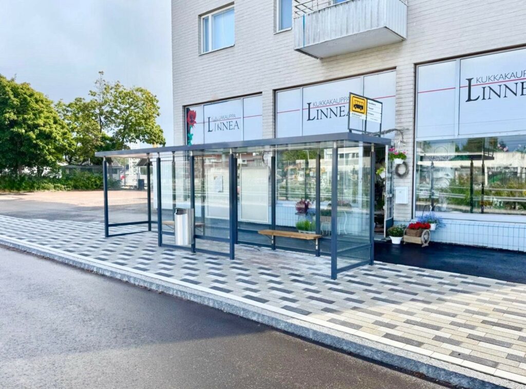 Pitkä O3-terminaalikatos asennettuna Kotkaan.